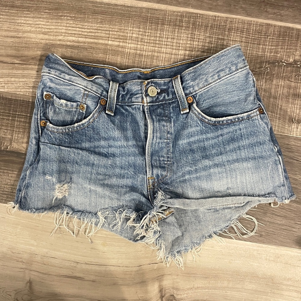 Levi’s 501 shorts size 24